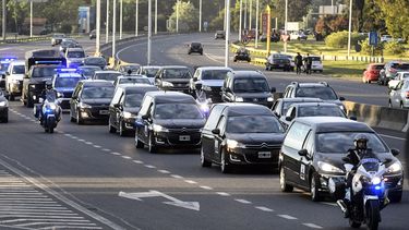 Autos fúnebres trasladan los cuerpos de los cinco argentinos que murieron en un ataque terrorista el martes pasado en el atentado en Manhattan este lunes 6 de noviembre de 2017, en Buenos Aires (Argentina).&nbsp; 
