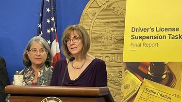 La alcaldesa Daniella Levine Cava y la comisionada Eileen Higgins hablan en rueda de prensa.