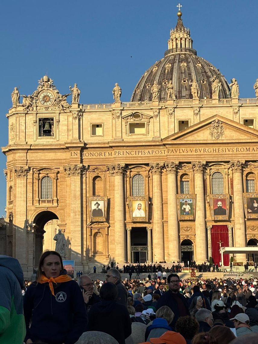 Vista de la Plaza San Pedro de El Vaticano.
