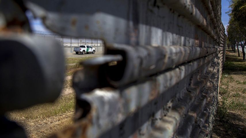 Vista de una patrulla de control fronterizo de EEUU desde territorio mexicano en Tijuana, Baja California.
