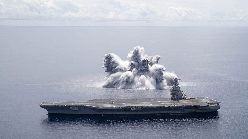 Imagen cortesía de la Marina de los EEUU que muestra al portaaviones USS Gerald R. Ford (CVN 78) completar el primer evento explosivo programado de Pruebas de Choque de Buques Completos mientras se realiza en el Océano Atlántico, el 18 de junio de 2021.