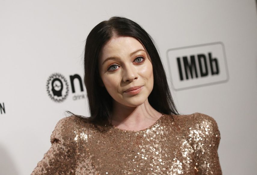 La actriz Michelle Trachtenberg asiste a la 28a fiesta anual de visualización de los Premios de la Academia de la Fundación Elton John contra el SIDA el 9 de febrero de 2020 en West Hollywood, California.