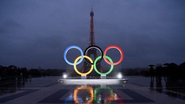 (ARCHIVOS) Una imagen muestra los anillos olímpicos en la explanada del Trocadero cerca de la Torre Eiffel en París, el 13 de septiembre de 2017, después de que el Comité Olímpico Internacional nombrara a París ciudad anfitriona de los Juegos Olímpicos de verano de 2024. Los anillos olímpicos se instalarán en la Torre Eiffel con motivo de los Juegos Olímpicos de París 2024, según supo el operador del lugar el 8 de abril de 2024.  