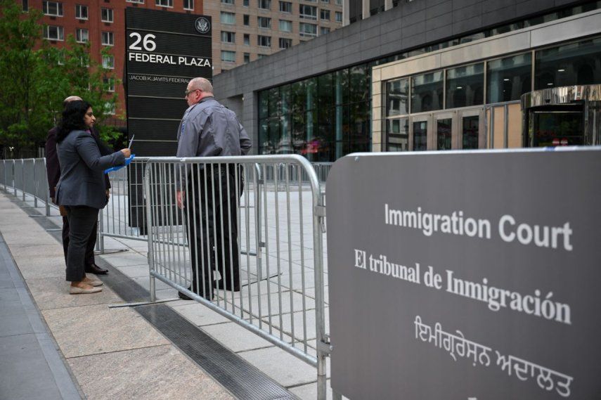 Un guardia de seguridad habla con personas en la entrada de la Oficina de Inmigración y Control de Aduanas de Estados Unidos (ICE), el 8 de mayo de 2025 en la ciudad de Nueva York.
