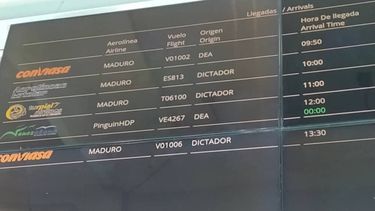 Pantallas del Aeropuerto Internacional de Maiquetía, en Venezuela, con palabras en contra del dictador Nicolás Maduro.