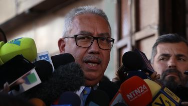 Joel García, abogado de Roberto&nbsp;Marrero, el jefe de despacho del presidente encargado, Juan Guaidó, habla con la prensa este lunes.