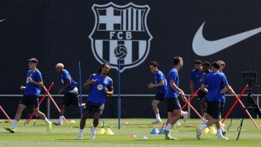 El defensa francés #23 del Barcelona, Jules Kounde (C), participa en una sesión de entrenamiento en la víspera del partido de ida de las semifinales de la UEFA Champions League entre el FC Barcelona y el Inter de Milán en el campo de entrenamiento Joan Gamper en Sant Joan Despí, cerca de Barcelona, el 29 de abril de 2025. 