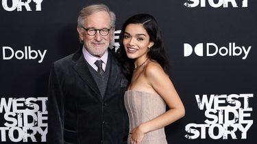 El director Steven Spielberg y la actriz Rachel Zegler asisten al estreno de West Side Story en Nueva York.