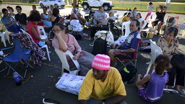 Vecinos reunidos ante un refugio, asustados por las r&eacute;plicas tras un terremoto en Gu&aacute;nica, Puerto Rico, el martes 7 de enero de 2020.