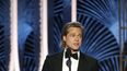 En esta imagen difundida por NBC, Brad Pitt recibe el Globo de Oro al mejor actor de reparto por Once Upon A Time...In Hollywood, el domingo cinco de enero del 2020 en Beverly Hills, California.
