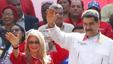 Nicolás Maduro y su esposa Cilia Flores saludan a las afueras del palacio presidencial de Miraflores, en Caracas, Venezuela.