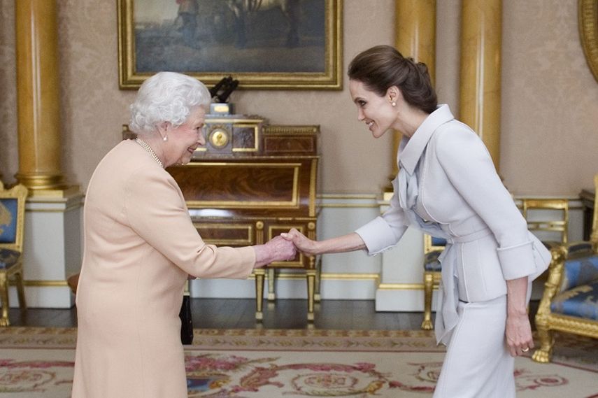 Isabel II nombra dama honoraria a Angelina Jolie