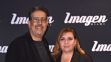 &Aacute;ngela Calder&oacute;n, presidenta de la Fundaci&oacute;n Mujer imagen, posa junto a su esposo, Mandy Llanes.&nbsp;
