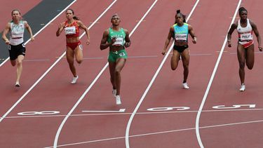 De izquierda a derecha) Krystsina Tsimanouskaya de Bielorrusia, María Isabel Pérez de España, Blessing Okagbare de Nigeria, Tynia Gaither de Bahamas y Asha Philip de Gran Bretaña compiten en las eliminatorias de 100 metros femeninos durante los Juegos Olímpicos de Tokio 2020