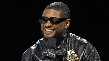Usher habla en una conferencia de prensa previa al Super Bowl 58 de la NFL el jueves 8 de febrero de 2024, en Las Vegas.