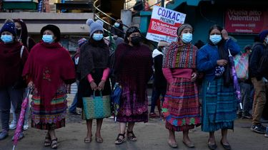 La gente se manifiesta en contra del gobierno guatemalteco por la destitución del fiscal anti impunidad Juan Francisco Sandoval