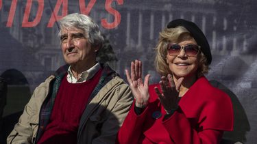 Los actores Sam Waterston y Jane Fonda asisten a una manifestaci&oacute;n en el Capitolio, en Washington D.C.&nbsp;
