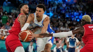 El francés Victor Wembanyama (32) se desmarca del alemán Nick Weiler-Babb (6) en las semifinales del baloncesto de los Juegos Olímpicos de París, el jueves 8 de agosto de 2024.