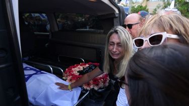 Familiares de Hanan Yablonka, uno de los rehenes israelíes retenidos en la Franja de Gaza desde el ataque del 7 de octubre de 2023 por terroristas de Hamas, lloran durante su funeral en Tel Aviv el 26 de mayo de 2024. El ejército israelí dijo el 24 de mayo que las tropas habían recuperado los cuerpos de tres rehenes en una operación nocturna en Jabalia, en el norte de la Franja de Gaza.