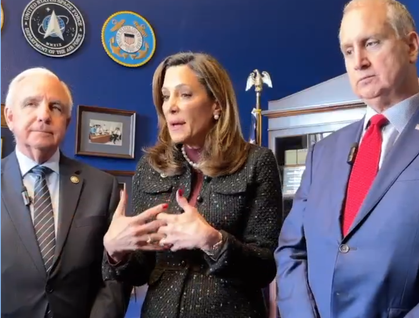 Los congresistas Mario Díaz-Balart, María Elvira Salazar, Carlos A. Giménez en rueda de prensa