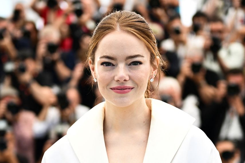 La actriz Emma Stone arriba a la 77 edición del Festival de Cine de Cannes.