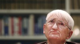 Fotografía de archivo fechada el 12 de diciembre de 2012 del filósofo alemán Jürgen Habermas durante una conferencia de prensa en el Instituto Heinrich Heine en Duesseldorf (Alemania). Fotografía de archivo fechada el 12 de diciembre de 2012 del filósofo alemán Jürgen Habermas durante una conferencia de prensa en el Instituto Heinrich Heine en Duesseldorf (Alemania).