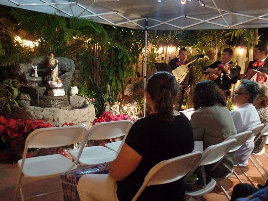En cada altar se escuchaban cantos y rezos a María. (J.FLORES)