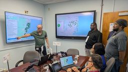 Lideres de escuelas públicas de Miami-Dade , administradores de planteles y el personal de emergencia lleva a cabo un simulacro de preparación para huracanes en todo el distrito. Lideres de escuelas públicas de Miami-Dade , administradores de planteles y el personal de emergencia lleva a cabo un simulacro de preparación para huracanes en todo el distrito.