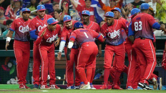 Jugadores de la selección de Cuba celebran luego de anotar en el primer inning de un juego contra Estados Unidos en el Clásico Mundial de Béisbol, el 19 de marzo de 2023.
