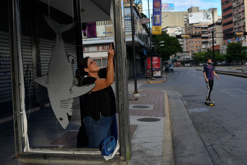 La artista Susan Applewhite coloca su obra de arte de cartón reciclado en una parada de autobús en el barrio Chacao de Caracas, Venezuela, el jueves 5 de noviembre de 2020.&nbsp;