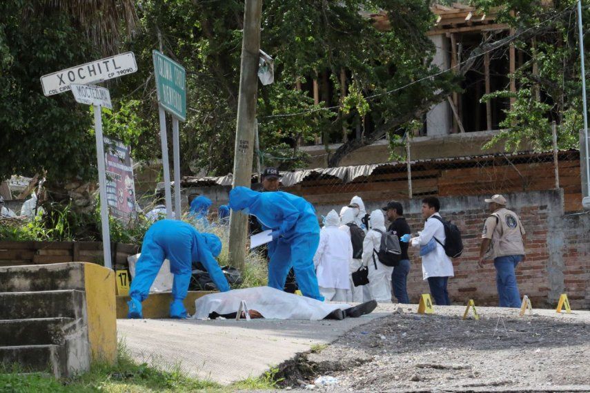 El cuerpo de Fernando García Fernández, representante de la Fiscalía General de la República en el sureño estado de Guerrero, yace cubierto con una sábana mientras el equipo de forenses investiga la escena del crimen, en Chilpancingo, México, el martes 12 de septiembre de 2023.&nbsp;