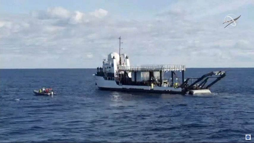 Imagen capturada de una señal de vídeo en directo cedida por NASA TV que muestra al barco Space X esperando a la cápsula no tripulada Crew Dragon en aguas del Océano Atlántico, este viernes.