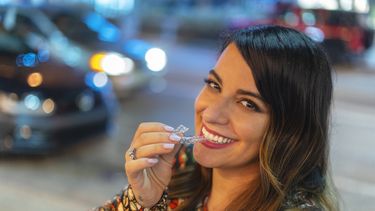 La diseñadora de moda Yas González es embajadora de Clearfy Smart Smile.