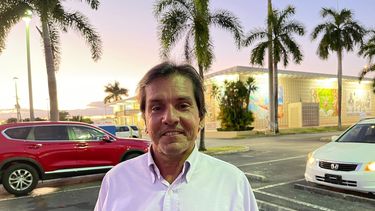 Fernando Godo, candidato a alcalde de Hialeah, frente a la biblioteca municipal.