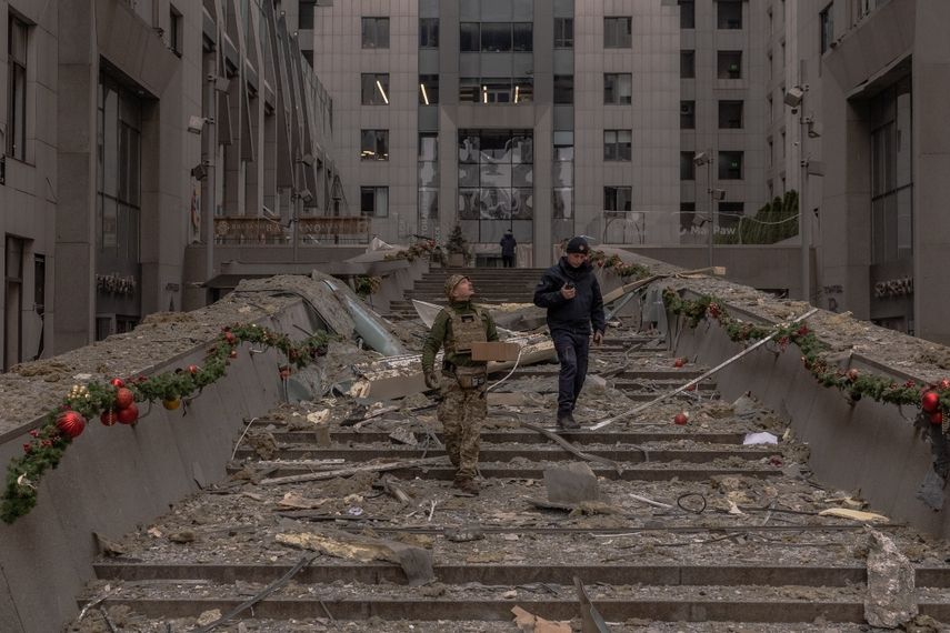 - Agentes de las fuerzas de seguridad ucranianas inspeccionan los daños en un edificio tras un ataque con misiles en Kiev el 20 de diciembre de 2024, en medio de la invasión rusa de Ucrania.