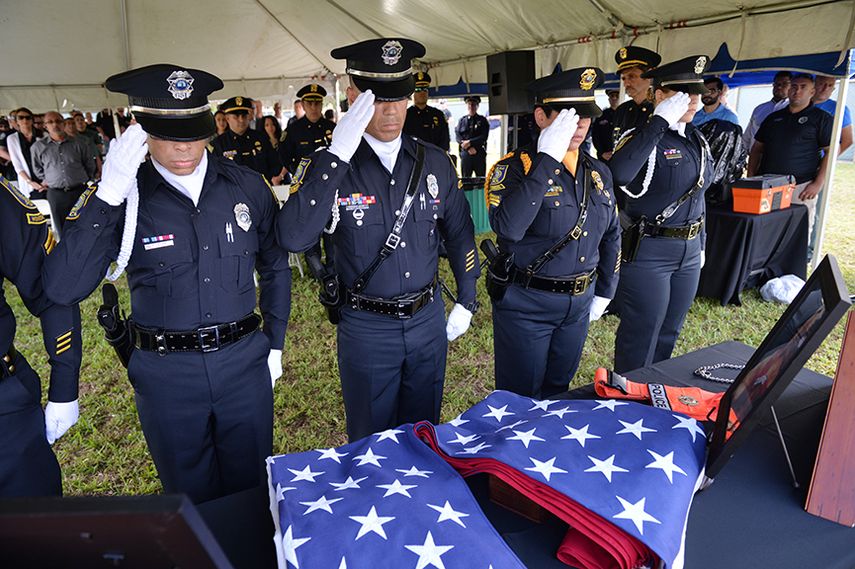 La guardia de honor despide a Jimmy y Hector. (ÁLVARO MATA)