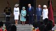 La reina Isabel II de Inglaterra (2i) recibe al presidente de los Estados Unidos, Donald Trump (3d), y a su mujer, Melania Trump (i), junto al príncipe Carlos (2d) y la duquesa Camilla de Cornualles (d) en el Palacio de Buckingham en Londres (Reino Unido), este lunes.&nbsp;