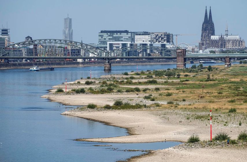 Embarcaciones al fondo transitan por el río Rin que registra bajos niveles de agua en Colonia, Alemania, el miércoles 10 de agosto de 2022, en medio de un período de sequía que afecta a Europa.&nbsp;