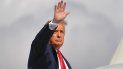 El presidente Donald Trump sale de la Casa Blanca en Washington, DC, el 23 de octubre de 2020. Trump viaja a The Villages y Pensacola, Florida, para continuar con su campaña. El presidente Donald Trump sale de la Casa Blanca en Washington, DC, el 23 de octubre de 2020. Trump viaja a The Villages y Pensacola, Florida, para continuar con su campaña.