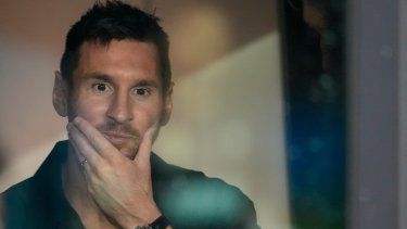 El argentino Lionel Messi mira desde un palco el comienzo del partido entre el Inter Miami y el Dynamo de Houston, el miércoles 27 de septiembre de 2023, en Fort Lauderdale.