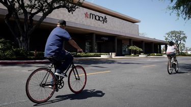 Foto tomada el 30 de marzo del 2020 de una tienda Macys en Santa Ana, California. 