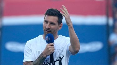 El astro del PSG Lionel Messi habla durante la presentación de jugadores antes de un partido de la liga francesa contra Estrasburgo en el estadio Parc des Princes en París, el sábado, 14 de agosto del 2021.