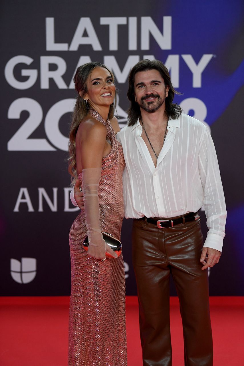 El cantante colombiano Juanes y su esposa Karen Martínez llegan a la 24ª ceremonia anual de los Premios Grammy Latinos en el Centro de Conferencias y Exposiciones (FIBES) de Sevilla el 16 de noviembre de 2023. La ceremonia anual de los Premios Grammy Latinos se lleva a cabo por primera vez fuera de EEUU, reuniendo a los artistas más populares del mundo.