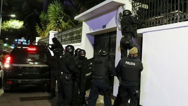 La policía ecuatoriana irrumpe en la embajada de México en Quito, Ecuador, el viernes 5 de abril de 2024. El episodio ocurrió horas después de que el gobierno mexicano concediera el asilo político al exvicepresidente Jorge Glas, que permanecía en la sede diplomática desde diciembre de 2023.