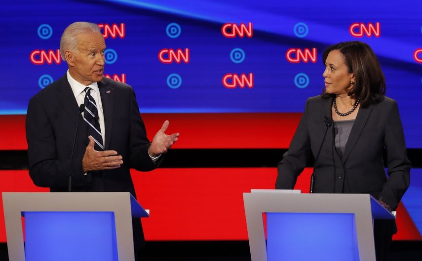 La senadora Kamala Harris escucha al el exvicepresidente Joe Biden durante el segundo de dos debates de aspirantes a la candidatura demócrata a la presidencia, el miércoles 31 de julio de 2019, en el Fox Theatre en Detroit.  