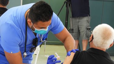 Un enfermero aplica la vacuna en la iglesia Rincón de San Lázaro, en Hialeah, Florida.