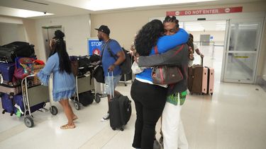 Valerie Laveus recibe a su hermano Reginald Malherbe Daniel a su arribo a Estados Unidos desde Haití en el Aeropuerto Internacional Fort Lauderdale-Hollywood en Fort Lauderdale, Florida, 9 de agosto de 2023.