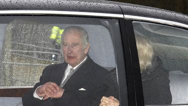 El rey Carlos III y la reina Camilla llegan a la Clarence House de Londres, el martes 13 de febrero de 2024, luego de pasar una semana en Sandringham, Norfolk, tras el anuncio de que el rey Carlos III tiene cáncer.&nbsp;