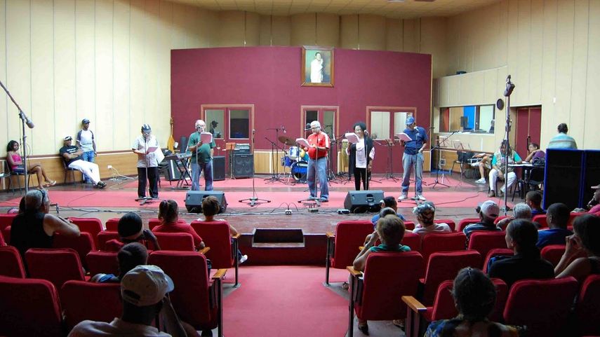 Vista general de una de las emisiones del programa humorístico cubano Alegrías de Sobremesa.