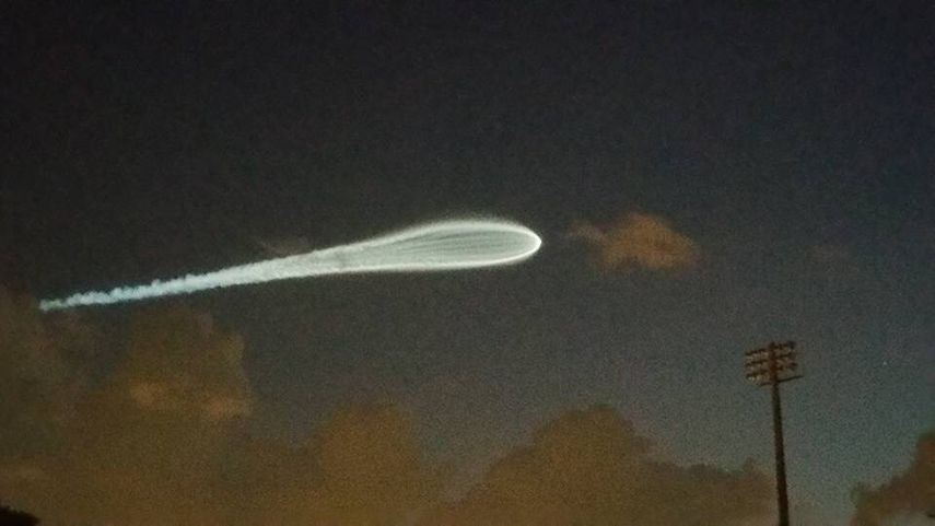 La imagen, cedida por un usuario de Facebook, generó muchas interrogantes al amanecer de este miércoles. (CORTESÍA)